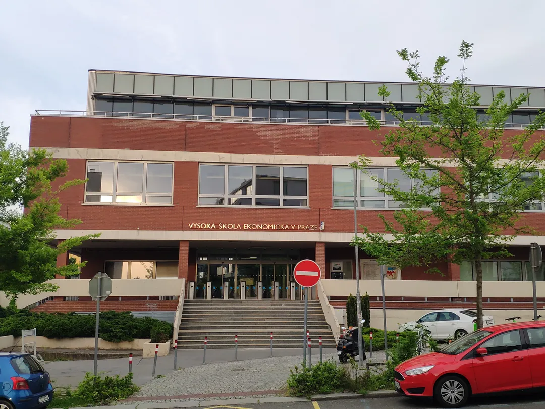 A photo displaying the entrance to use to go to the sprints.